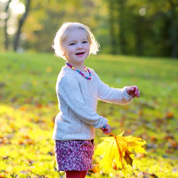 Klein meisje genieten zonnige dag in het bos of Park — Stockfoto