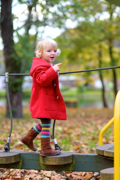 Aktiv liten flicka som leker på lekplatsen — Stockfoto