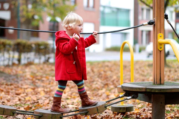 Aktif küçük kız oyun alanında oynuyor — Stok fotoğraf