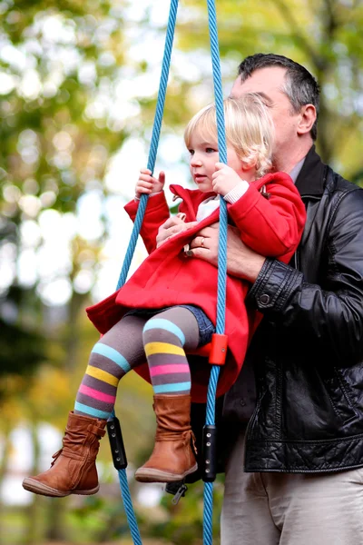 Vater und Tochter spielen gemeinsam im Park — Stockfoto