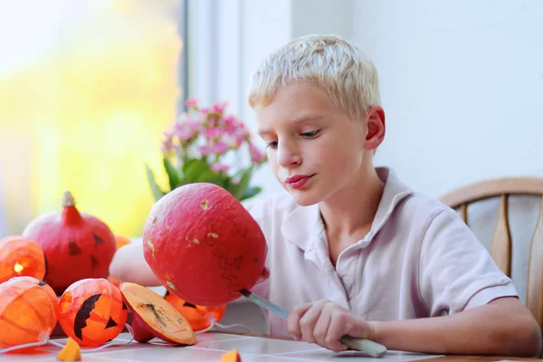 A child preparing for halloween — Stock Photo, Image