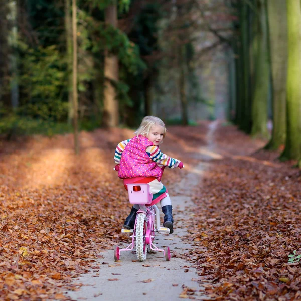 Liten flicka njuter solig dag i skogen eller parken — Stockfoto