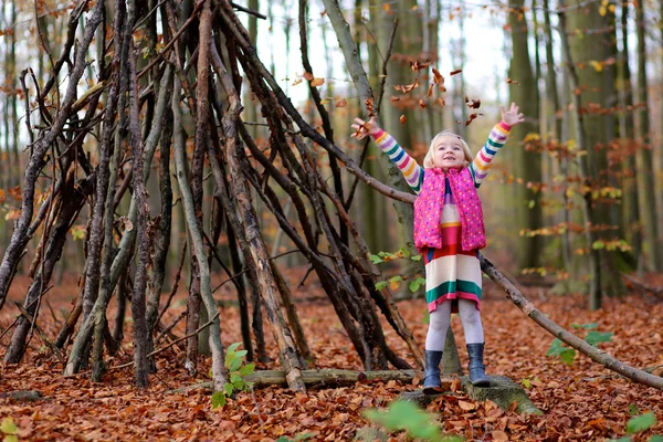 Mała dziewczynka ciesząc słoneczny dzień w lesie lub parku — Zdjęcie stockowe
