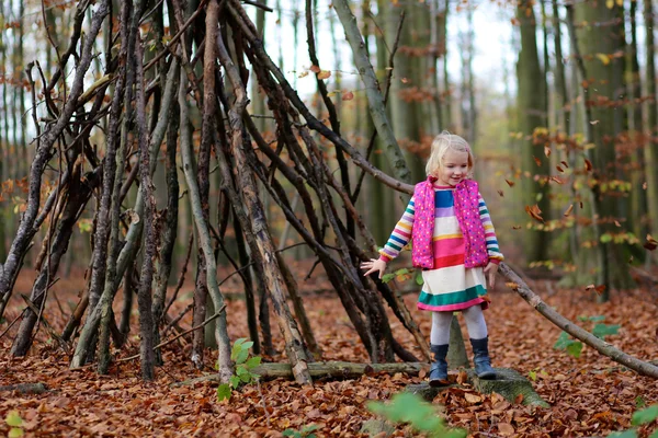 Liten flicka njuter solig dag i skogen eller parken — Stockfoto