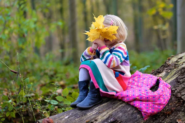 Μικρό κορίτσι απολαμβάνοντας ηλιόλουστη μέρα στο δάσος ή το πάρκο — Φωτογραφία Αρχείου