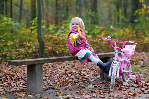 Liten flicka njuter solig dag i skogen eller parken — Stockfoto