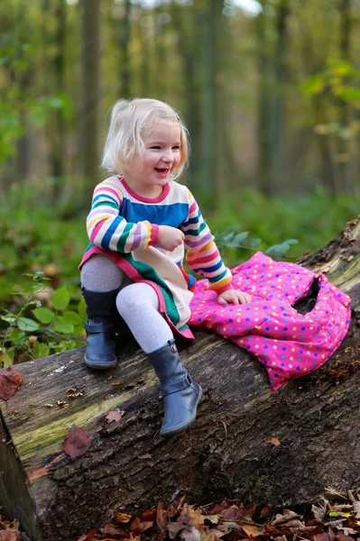 Kleines Mädchen genießt sonnigen Tag im Wald oder Park — Stockfoto