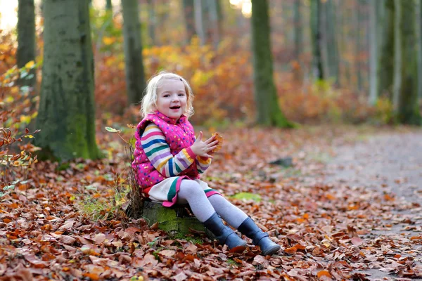 Liten flicka njuter solig dag i skogen eller parken — Stockfoto