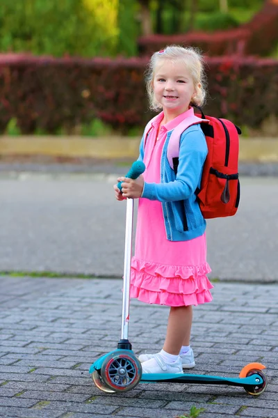 Menina pré-escolar montando scooter — Fotografia de Stock