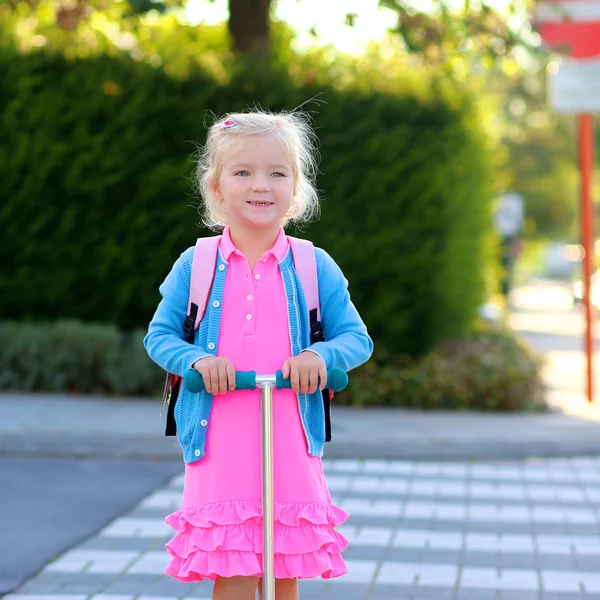 Förskolebarn flicka ridning Scooter — Stockfoto