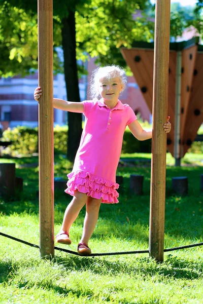 Miúdo bonito brincando no parque — Fotografia de Stock
