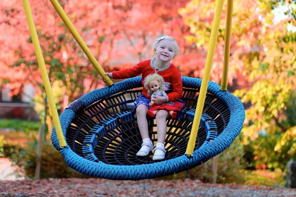 Aktives kleines Mädchen spielt auf dem Spielplatz — Stockfoto