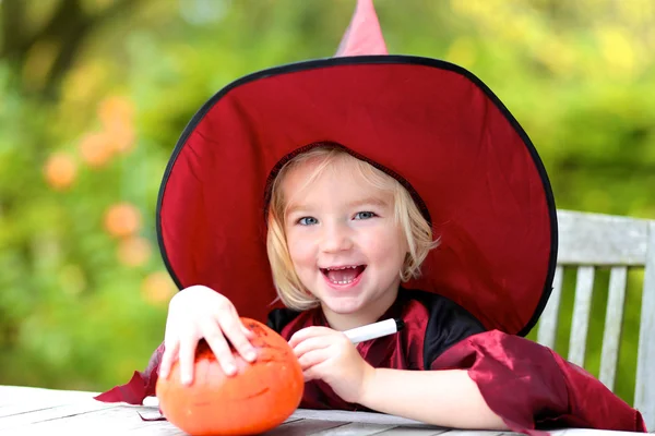 Küçük kız boyama halloween kabak — Stok fotoğraf