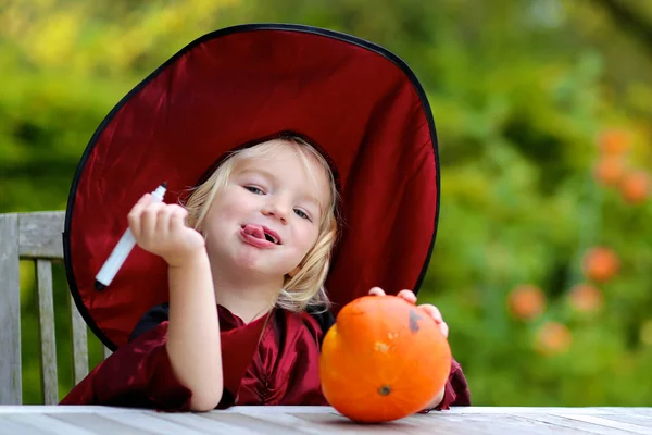 Küçük kız boyama halloween kabak — Stok fotoğraf