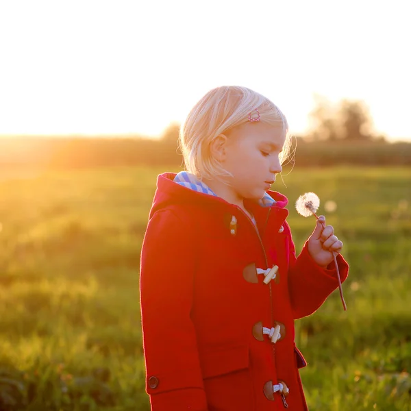 Маленька дівчинка на свіжому повітрі на заході сонця — стокове фото