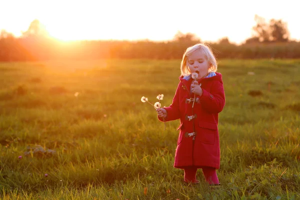 Μικρό κορίτσι σε εξωτερικούς χώρους στο ηλιοβασίλεμα — Φωτογραφία Αρχείου