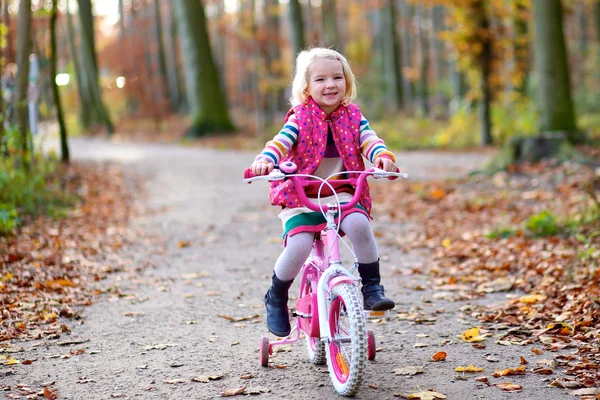 Kleines Mädchen genießt sonnigen Tag im Wald oder Park — Stockfoto