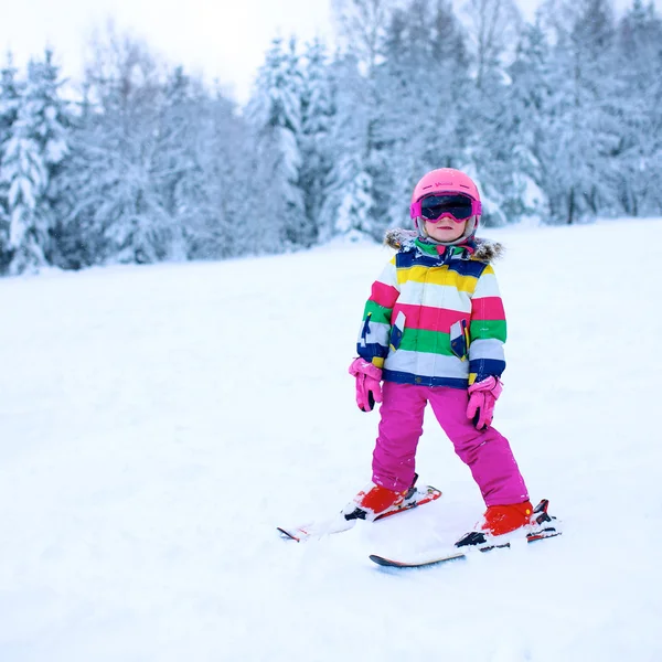Pequeno esquiador nas montanhas — Fotografia de Stock