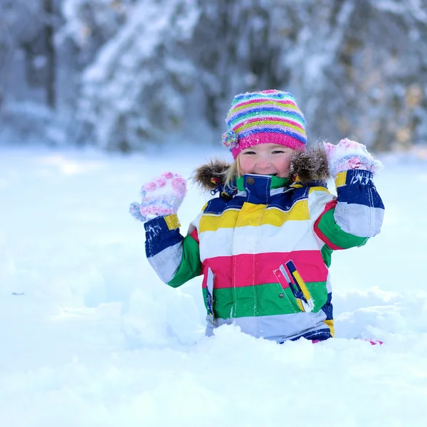 Little girl having fun outdoors on sunny winter day — Stock Photo, Image