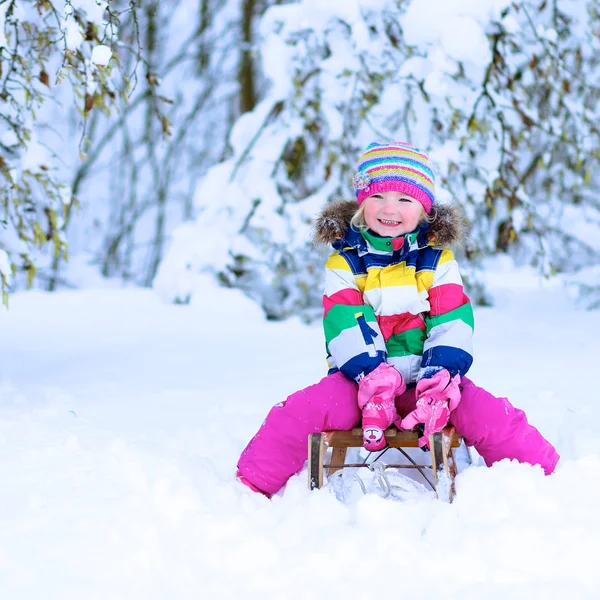 Malá holčička baví venku na slunný zimní den — Stock fotografie