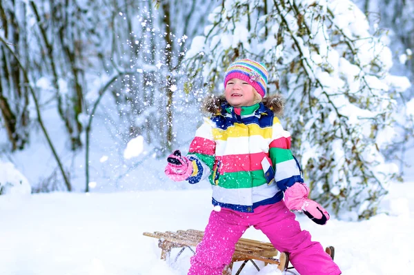 Bambina divertirsi all'aperto nella soleggiata giornata invernale — Foto Stock