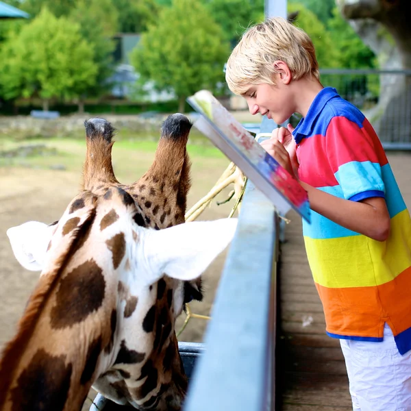 Genieten van familiedag in de dierentuin — Stockfoto