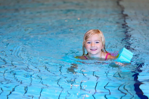 Friska småbarn simma i poolen — Stockfoto