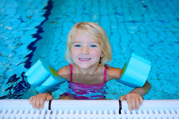 Здоровый ребенок плавает в бассейне — стоковое фото