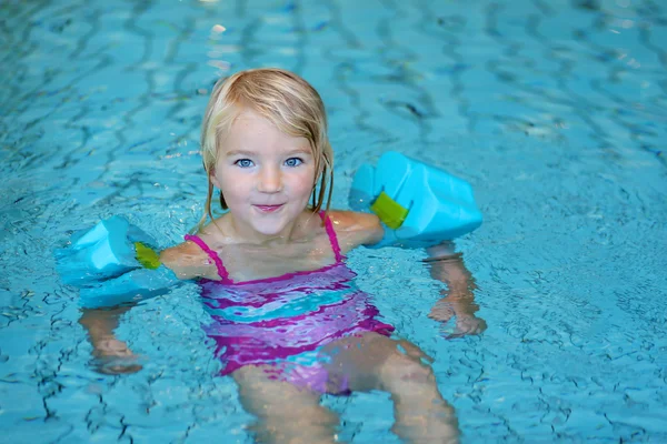 Gezonde peuter zwemmen in het zwembad — Stockfoto