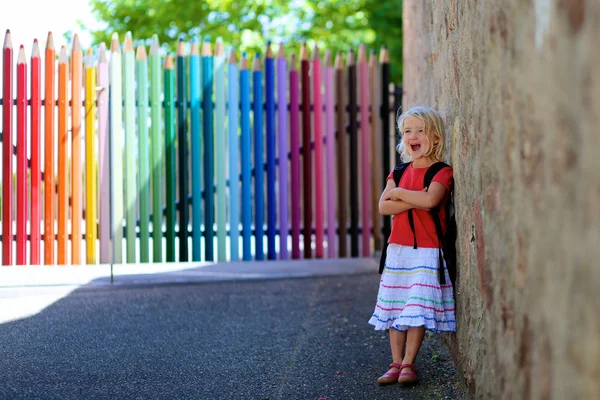 Elementaire leeftijd meisje in de buurt van haar school — Stockfoto