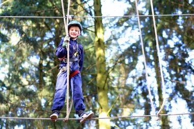 Mutlu çocuk açık havada Macera Park'ta tırmanma