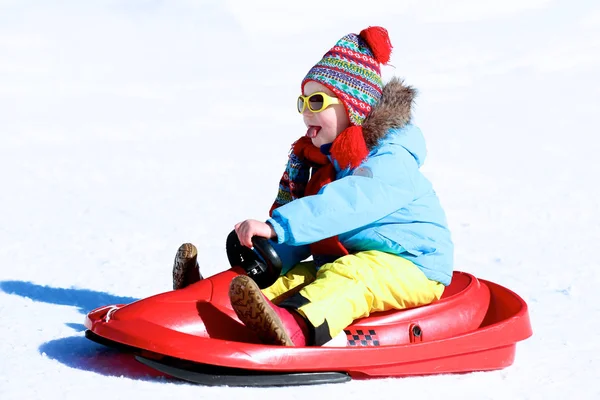 Kleines Kind genießt Winterurlaub — Stockfoto