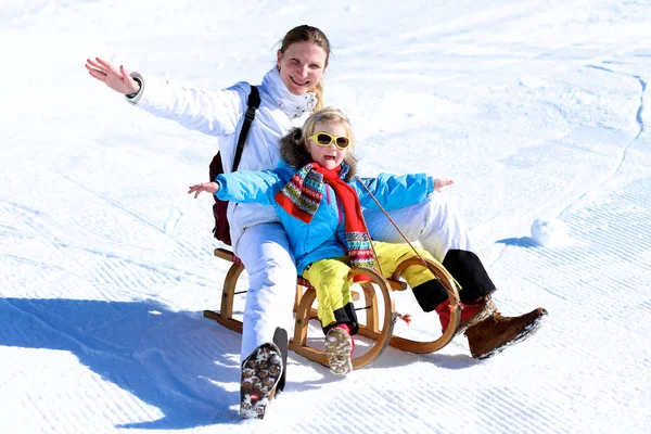 母亲和儿童享受冬季假期 — 图库照片