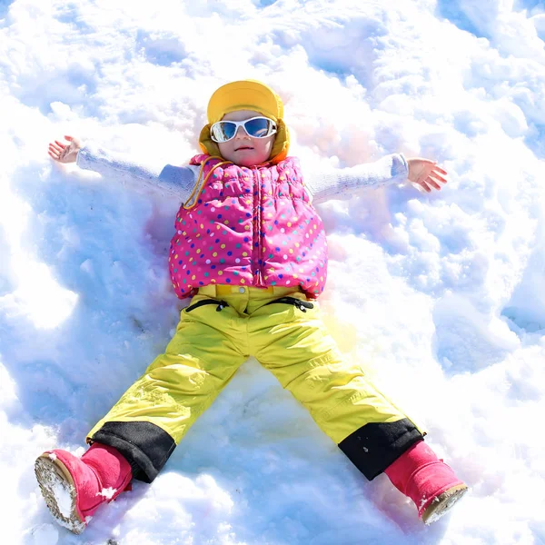 Μικρό παιδί απολαμβάνει χειμερινές διακοπές — Φωτογραφία Αρχείου