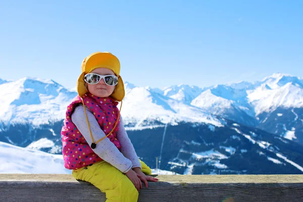 Kleines Kind genießt Winterurlaub — Stockfoto