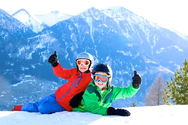 Два мальчика катаются на лыжах в горах — стоковое фото