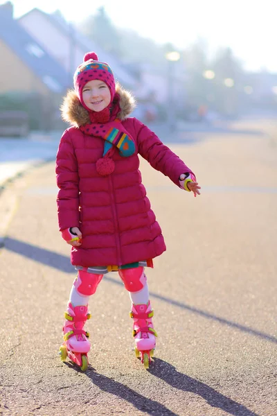 Happy little girl rolkach na ulicy — Zdjęcie stockowe