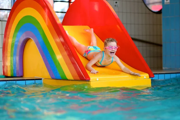 Zwemmer meisje in het zwembad — Stockfoto