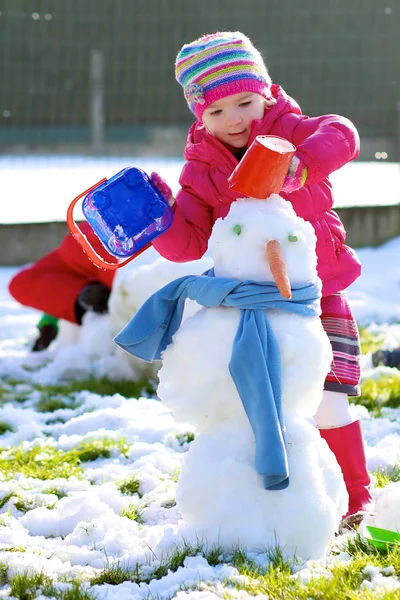 Niño jugando al aire libre en invierno — Foto de Stock