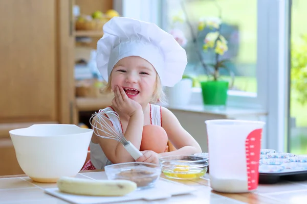 Liten flicka hjälper i köket — Stockfoto