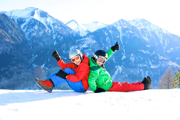 Glückliche Kinder beim Skifahren in den Bergen — Stockfoto