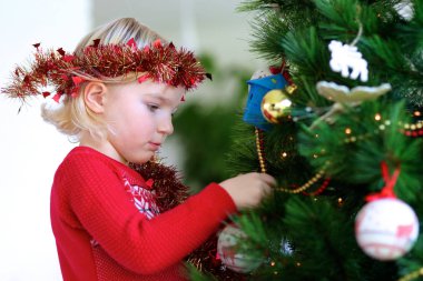 Noel ağacı süsleyen kız