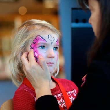 Sanatsal yüz boyama küçük çocuklar için