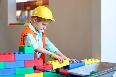 Büyük bina tuğla ile oynarken okullu çocuk