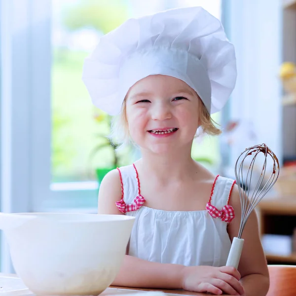 Klein meisje helpt in de keuken — Stockfoto