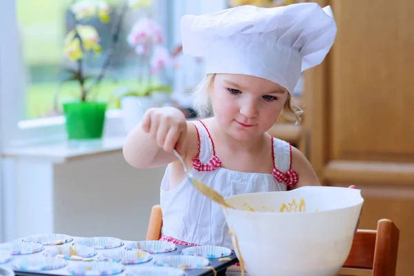 Klein meisje helpt in de keuken — Stockfoto