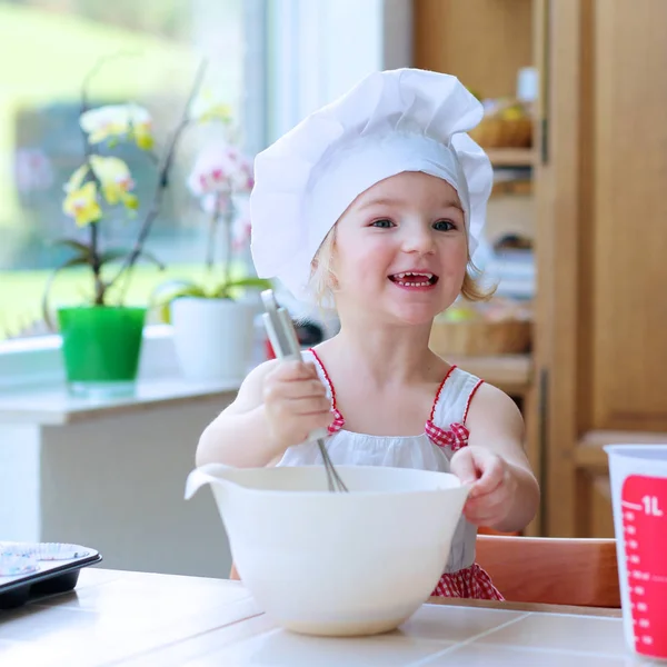 Klein meisje helpt in de keuken — Stockfoto