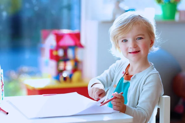 Menina artística desenho sobre o papel — Fotografia de Stock