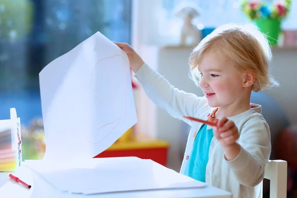 Маленькая художница рисует на бумаге — стоковое фото