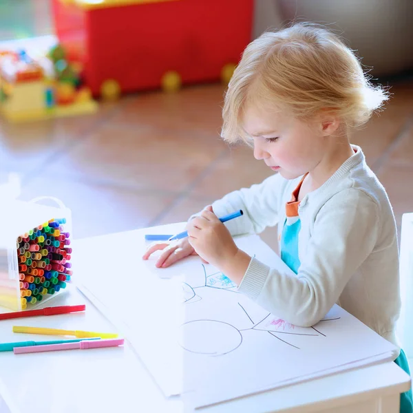 Petite fille artistique dessinant sur le papier — Photo